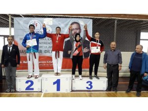 Denizlili kız ve erkek taekwondocular madalyalar ile döndü