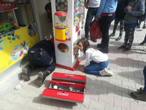 Elini oyuncak makinesine sıkıştırdı