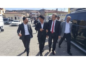 Seçen, Belediye Başkan adayı Arı ile Galericiler sitesi esnaflarını ziyaret etti