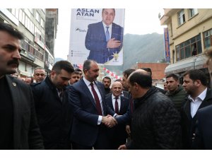 "Sırtını yalnızca bu millete dayamış bir hareketiz"