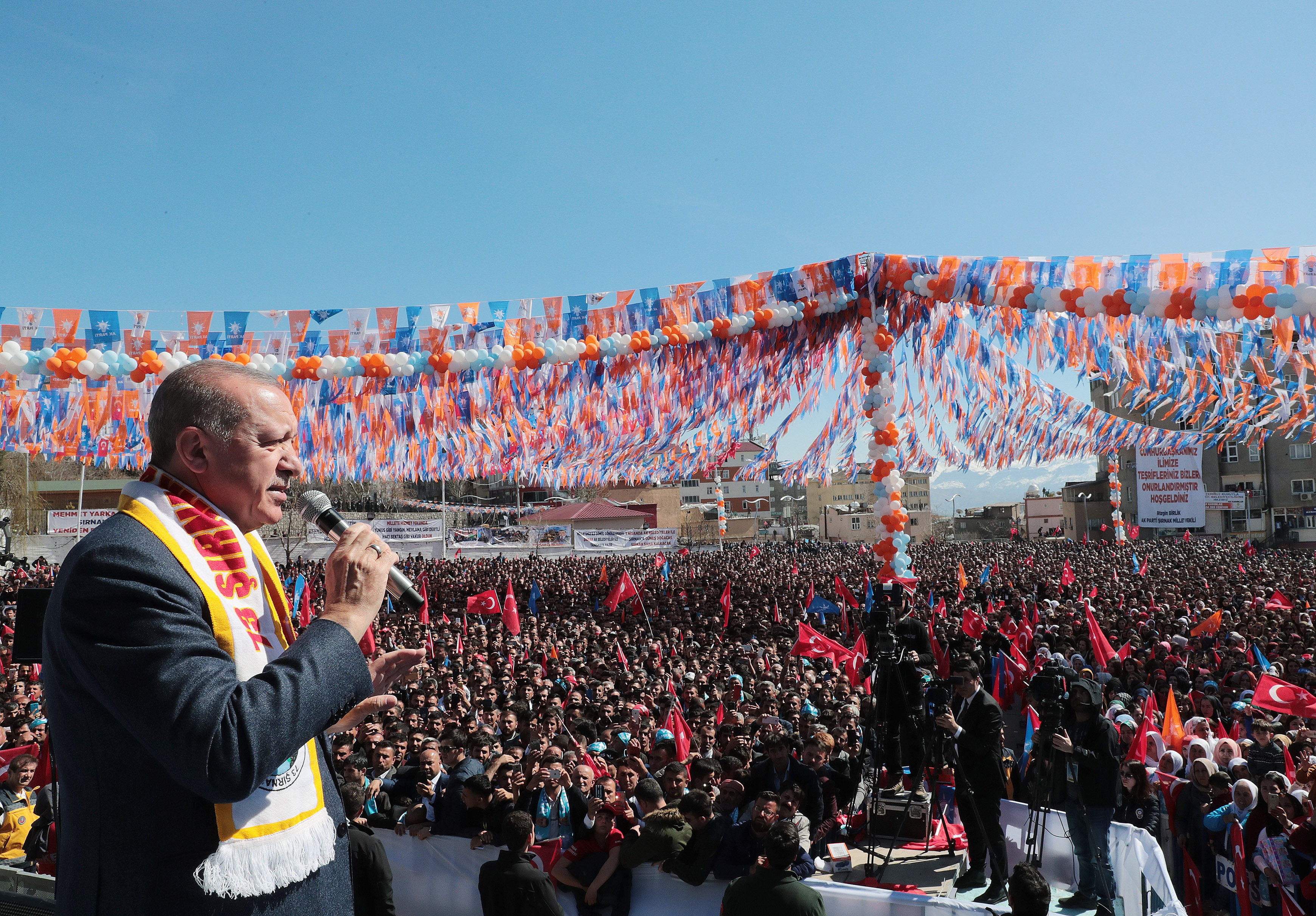 Her türlü ayrımcılık ve bölücülük ayaklarımızın altındadır.