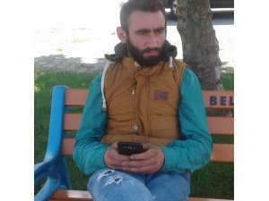 Bayrak asmak için çıktığı direkte akıma kapılan genç ağır yaralandı
