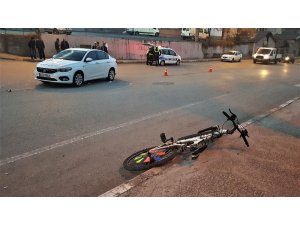 Bisikleti ile otomobile çarpan kız yaralandı