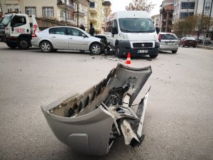 Aksaray’da servis minibüsü ile otomobil çarpıştı