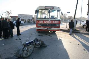 Otobüs mobilete çarptı: 2 yaralı