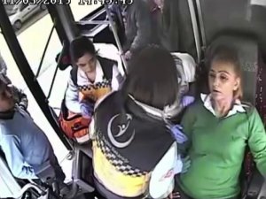 Fenalaşan otobüs şoförü kendini de yolcuları da kurtardı