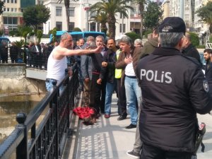 Nehir korkuluğundaki intihar son anda engellendi