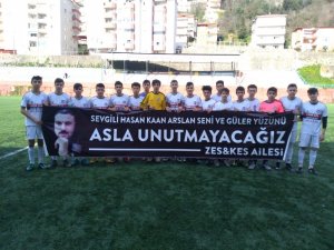 Takım kaptanı ölen babasının pankartı ile sahaya çıktı