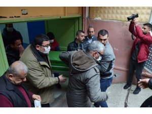 Mangaldan zehirlenerek ölenler toprağa veriliyor