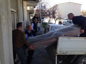 Gördes’te evi yanan ailelere büyükşehir desteği