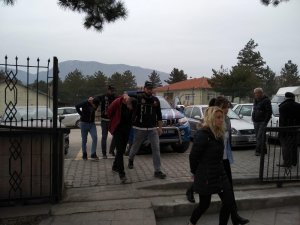 Hastane bahçesinde uyuşturucu pazarlığına polis baskını
