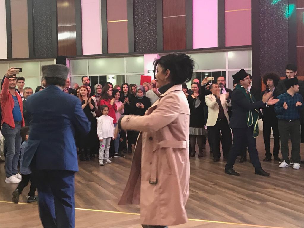 Türkmenoğlu'ndan Kafkas Dansı