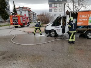 Tüp taşıyan kamyonet alev aldı, facia son anda önlendi