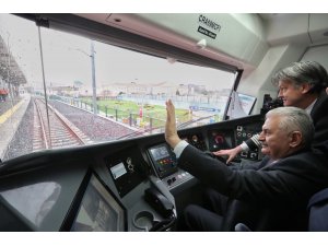 Yıldırım, banliyö trenini kullandı
