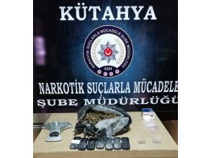 Otomobilin motor kısmında uyuşturucu ele geçirildi