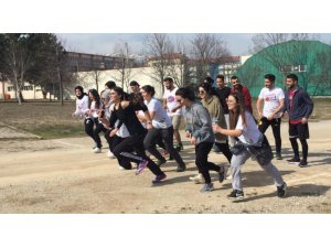 DPÜ’lü öğrenciler köy okulları için koştu