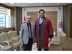Milli güreşçi akademik cübbesini giydi