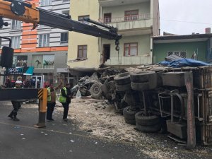 5 araca çarpan kamyon beyaz eşya deposuna girdi: 2 ölü, 1 yaralı