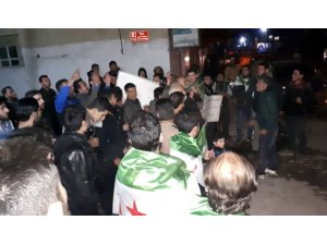 Suriye bombardımanı Azez’de gece yarısı protesto edildi