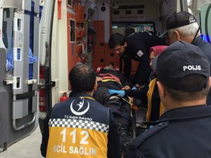 Araç durdurmak için yola çıkan polise otomobil çarptı