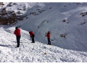 Çığ altında kalan dağcıya 100 gündür ulaşılamıyor