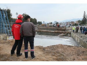İzmir'de metro vagonu yer altı park alanı inşaatında göçük
