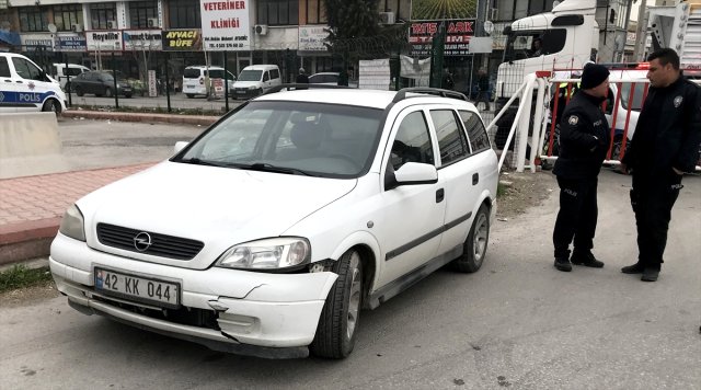 Yolu kapatmak isteyen polise otomobil çarptı