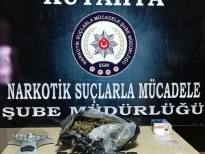 Otomobilin motor kısmında uyuşturucu ele geçirildi