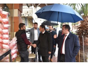 Başkan Çelik’ten yağmur altında seçim çalışması