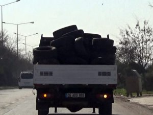 Lastik yüklü kamyonet kazaya davetiye çıkardı