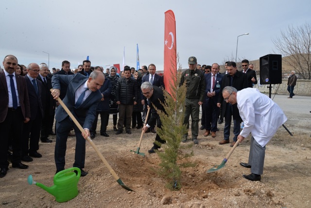 Tıp Bayramı’nda fidanlar toprakla buluştu