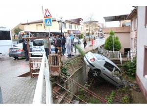 Bahçeye uçan otomobil sürücüsü yaralandı