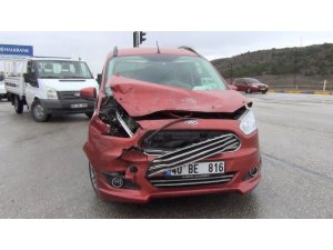 Kırmızı ışıkta duramayan sürücü zincirleme kazaya yol açtı: 2 yaralı