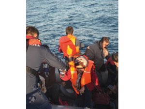 Kuşadası Körfezi’nde 14’ü çocuk 26 kaçak göçmen yakalandı