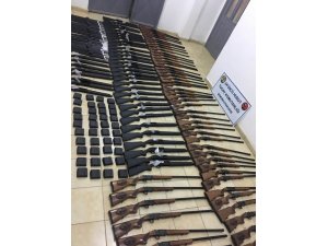 Sınır hattında av tüfekleri ve malzemeleri ele geçirildi