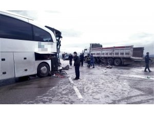 Amasya’da yolcu otobüsü kamyonla çarpıştı: 15 yaralı
