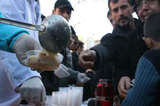 Karapınar'da Teravih Namazı Sonrası Aşure Dağıtıldı