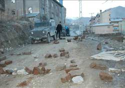 Kavurma yediler 'Biji Polis' sloganı attılar