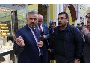 Başkan Kılıç esnafı gezdi