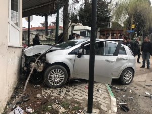 Jandarmadan kaçarken önce polis aracına, ardından eczane duvarına çarptı