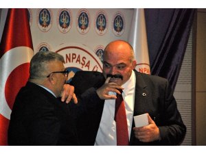 Olimpiyat şampiyonu Demir, sahnede sunucunun parmağını ısırdı
