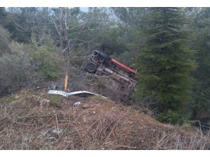 Tokat’ta minibüs uçuruma yuvarlandı: 2 yaralı
