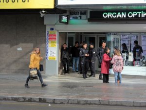 Boşanma aşamasında olduğu eşini pompalı tüfekle vurmaya kalktı