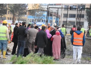 Göçük altındaki işçilerin yakınlarından tepki