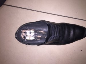 Havalimanında yolcunun ayakkabısından uyuşturucu çıktı