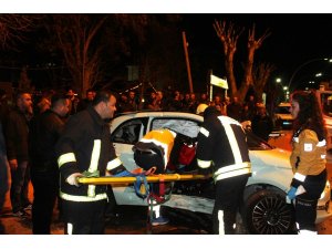 İki otomobil kavşakta çarpıştı: 3 yaralı