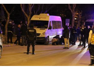 Minibüsün altına saklanıp boğazına bıçak dayadı