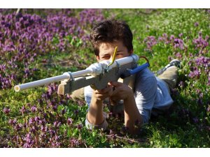 Babası ‘boş iş’ dedi, o el pompasından tüfek yaptı