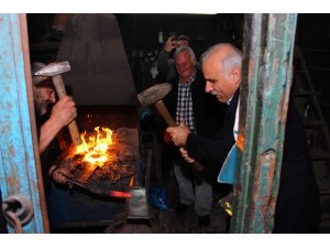 Zorluoğlu, Uzungöl’de turizmcilerle görüştü