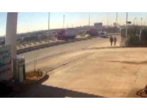 Borcunu vermemek için tırla defalarca otomobile çarptı